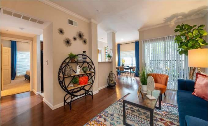 Apartment for rent at 10 Oak Court, Houston, TX 77006