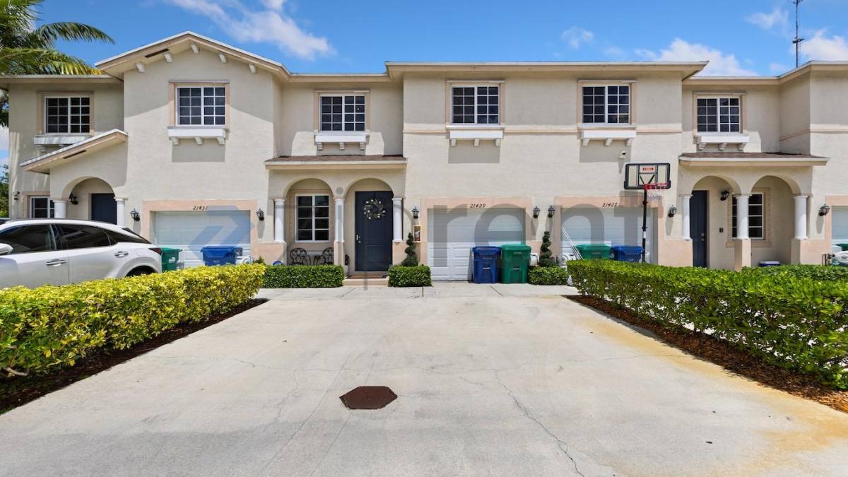 Townhouse for rent at 21429 NW 13th Ave, Miami, FL 33169
