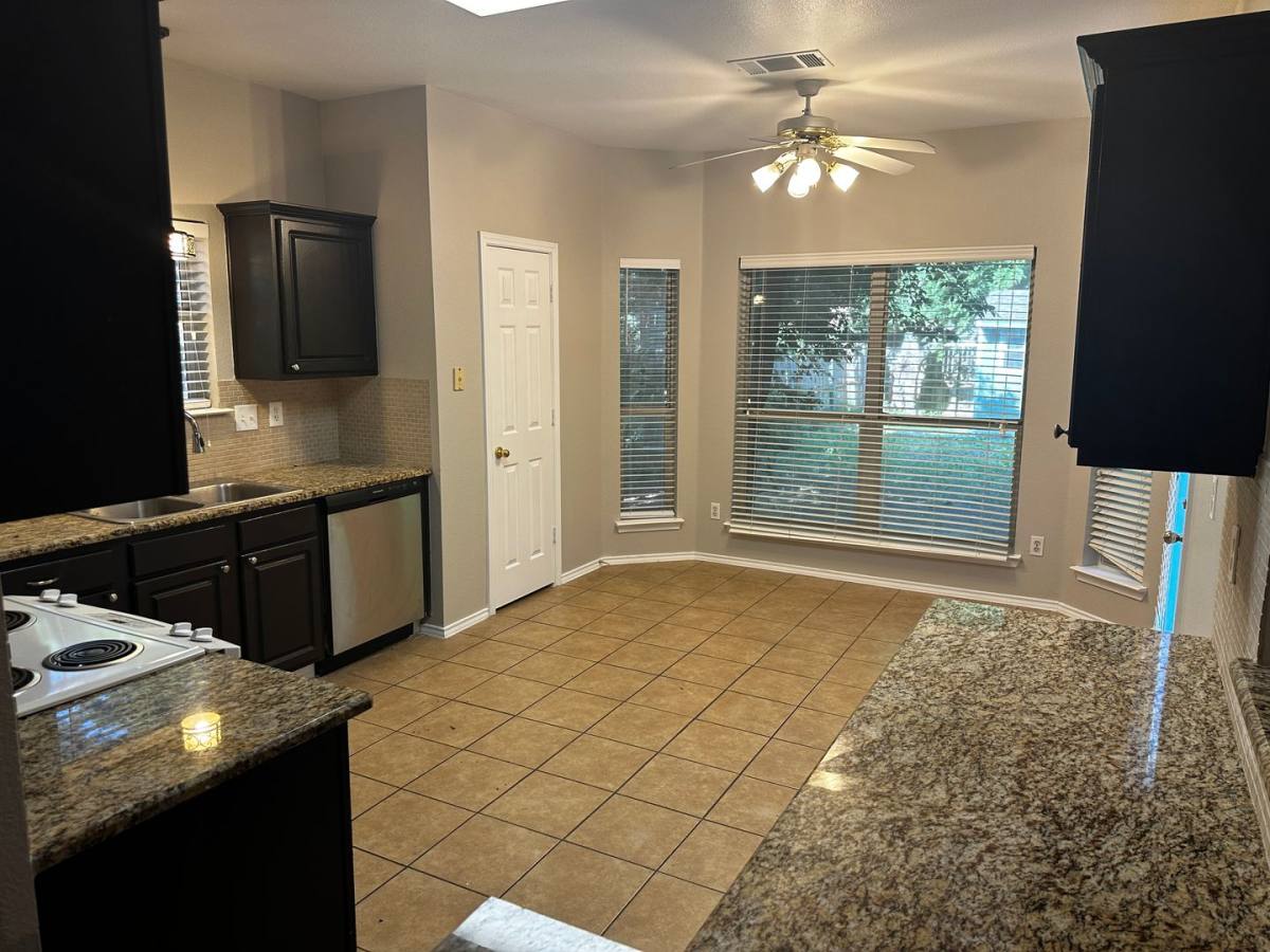 House for rent at 1809 Estates Dr, Mansfield, TX 76063