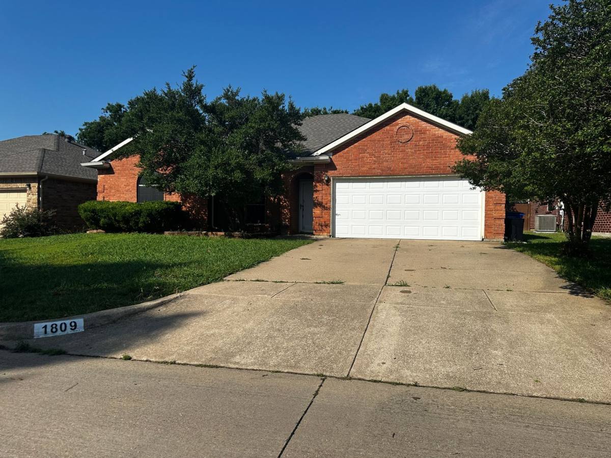 House for rent at 1809 Estates Dr, Mansfield, TX 76063
