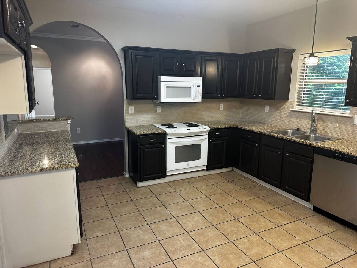 House for rent at 1809 Estates Dr, Mansfield, TX 76063