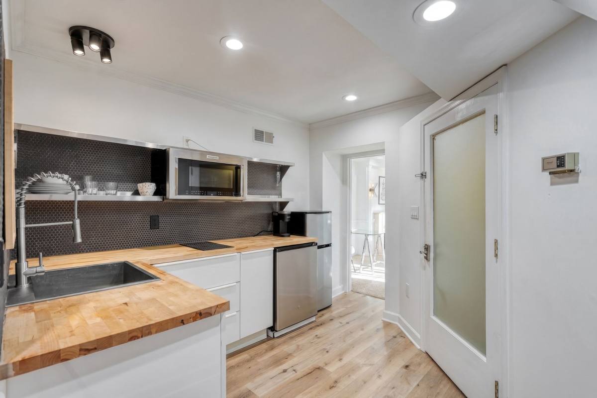 Apartment for rent at 411-411 1 2 Walnut St, Harrisburg, PA 17101
