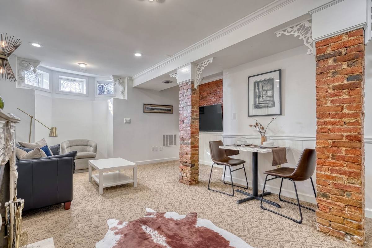 Apartment for rent at 411-411 1 2 Walnut St, Harrisburg, PA 17101
