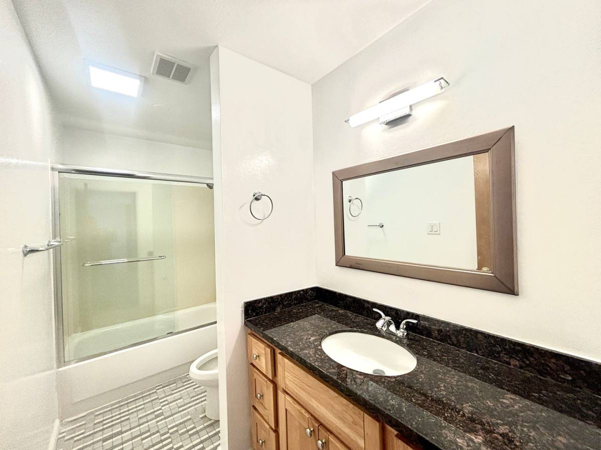 Apartment for rent at 986 Warren St, Hayward, CA 94541