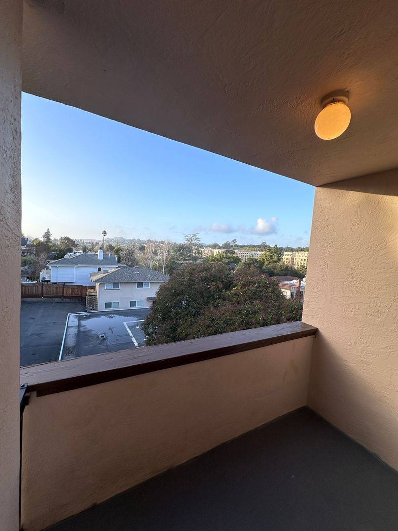 Apartment for rent at 986 Warren St, Hayward, CA 94541
