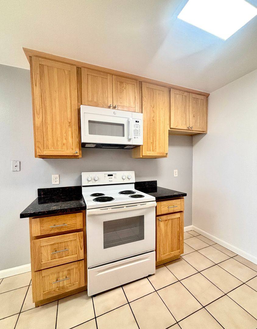 Apartment for rent at 986 Warren St, Hayward, CA 94541