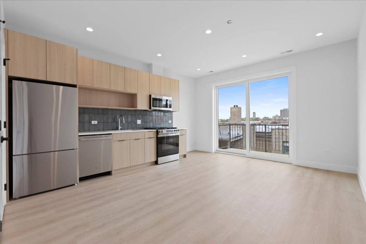 Apartment for rent at 904 W Dakin St, Chicago, IL 60613
