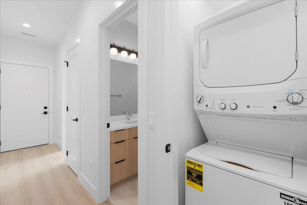 Apartment for rent at 904 W Dakin St, Chicago, IL 60613