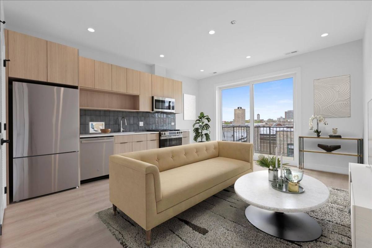 Apartment for rent at 904 W Dakin St, Chicago, IL 60613