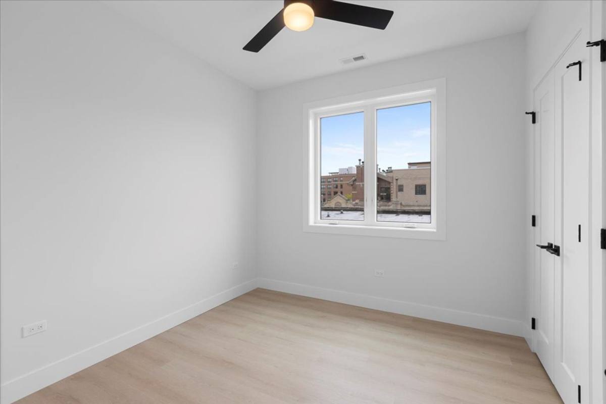 Apartment for rent at 904 W Dakin St, Chicago, IL 60613
