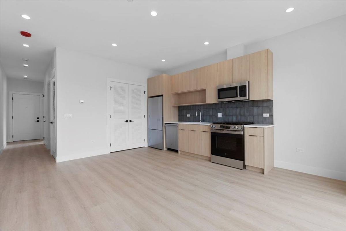 Apartment for rent at 904 W Dakin St, Chicago, IL 60613