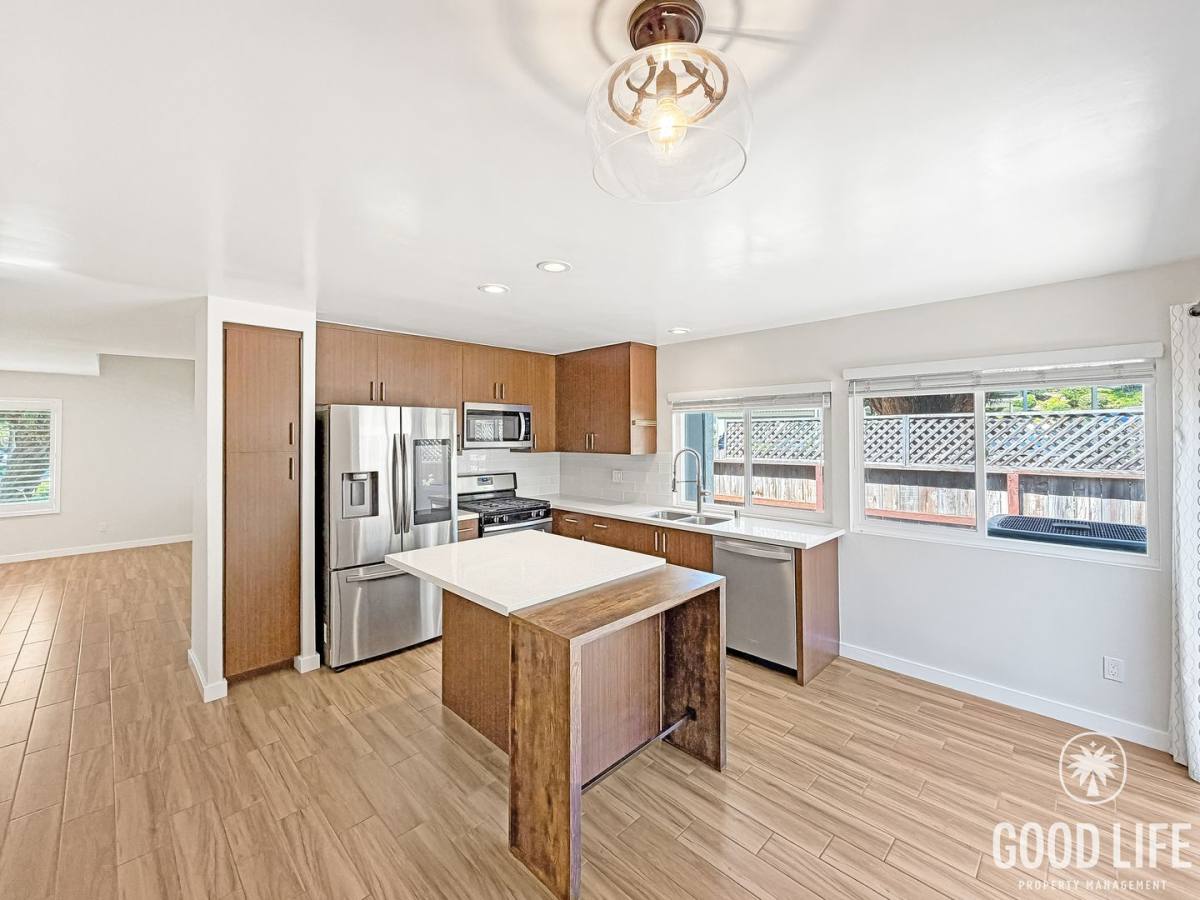 Townhouse for rent at 5071 La Cuenta Dr, San Diego, CA 92124