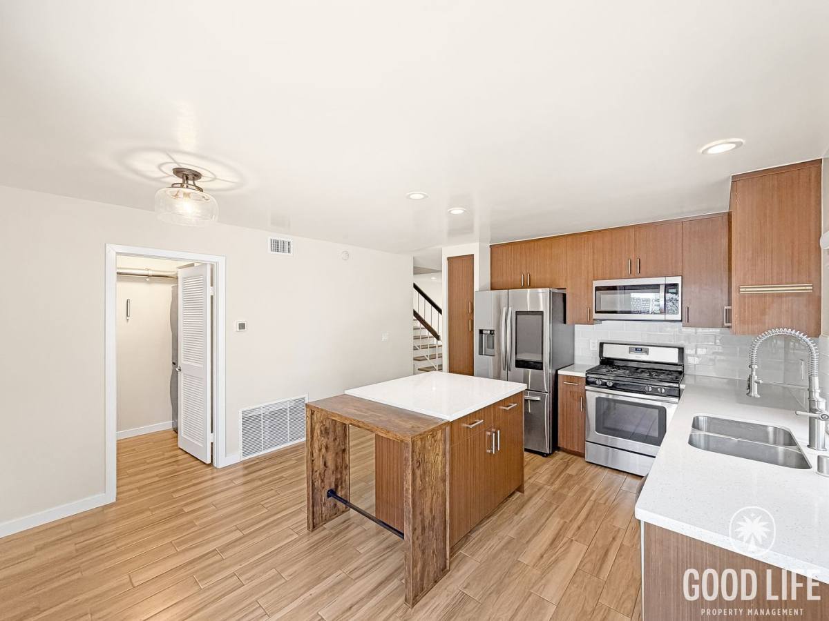 Townhouse for rent at 5071 La Cuenta Dr, San Diego, CA 92124