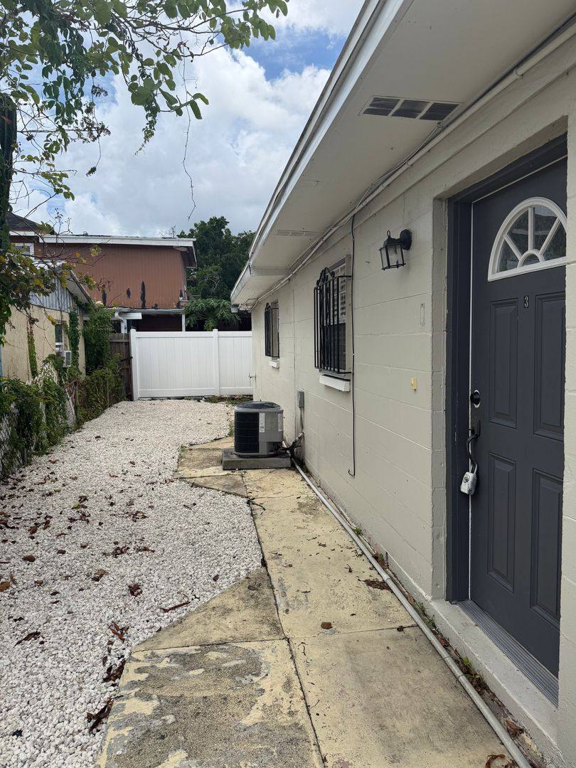 Apartment for rent at 3318 W Walnut St, Tampa, FL 33607