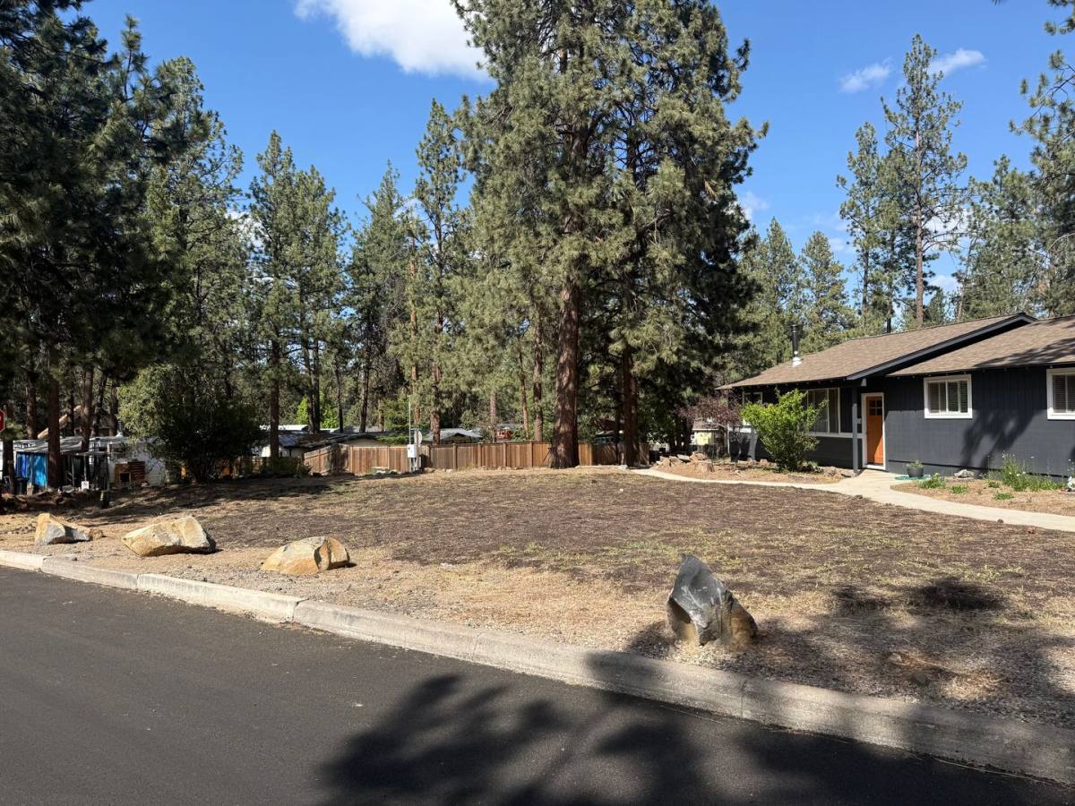 House for rent at 60874 Granite Dr, Bend, OR 97702