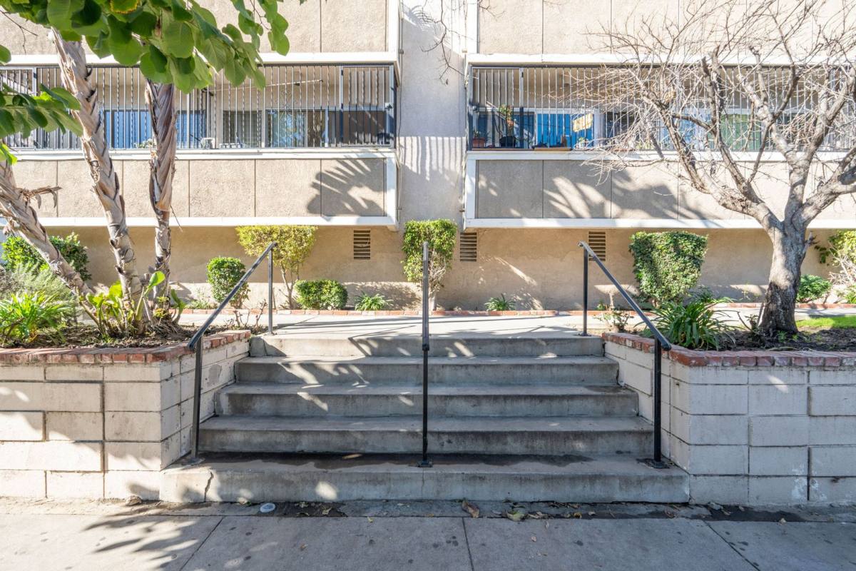 Apartment for rent at 7461 Hazeltine Ave, Van Nuys, CA 91405