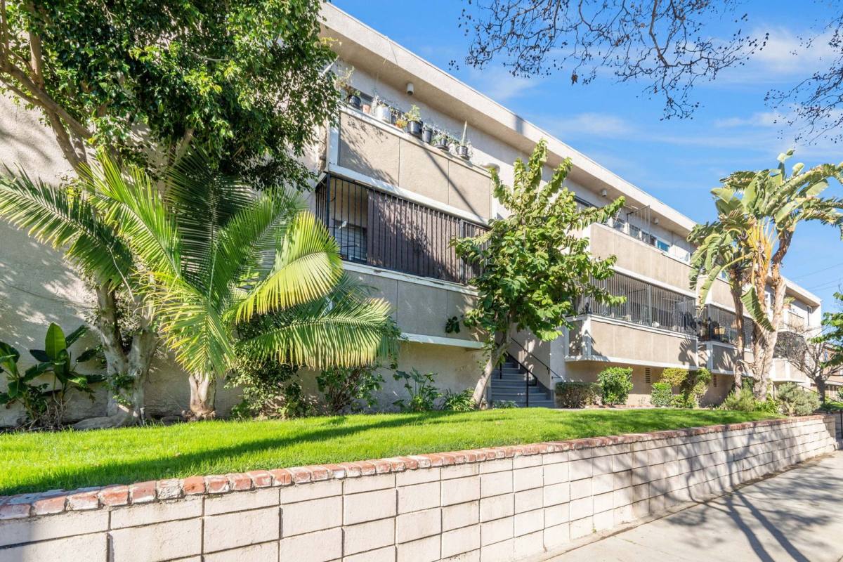 Apartment for rent at 7461 Hazeltine Ave, Van Nuys, CA 91405