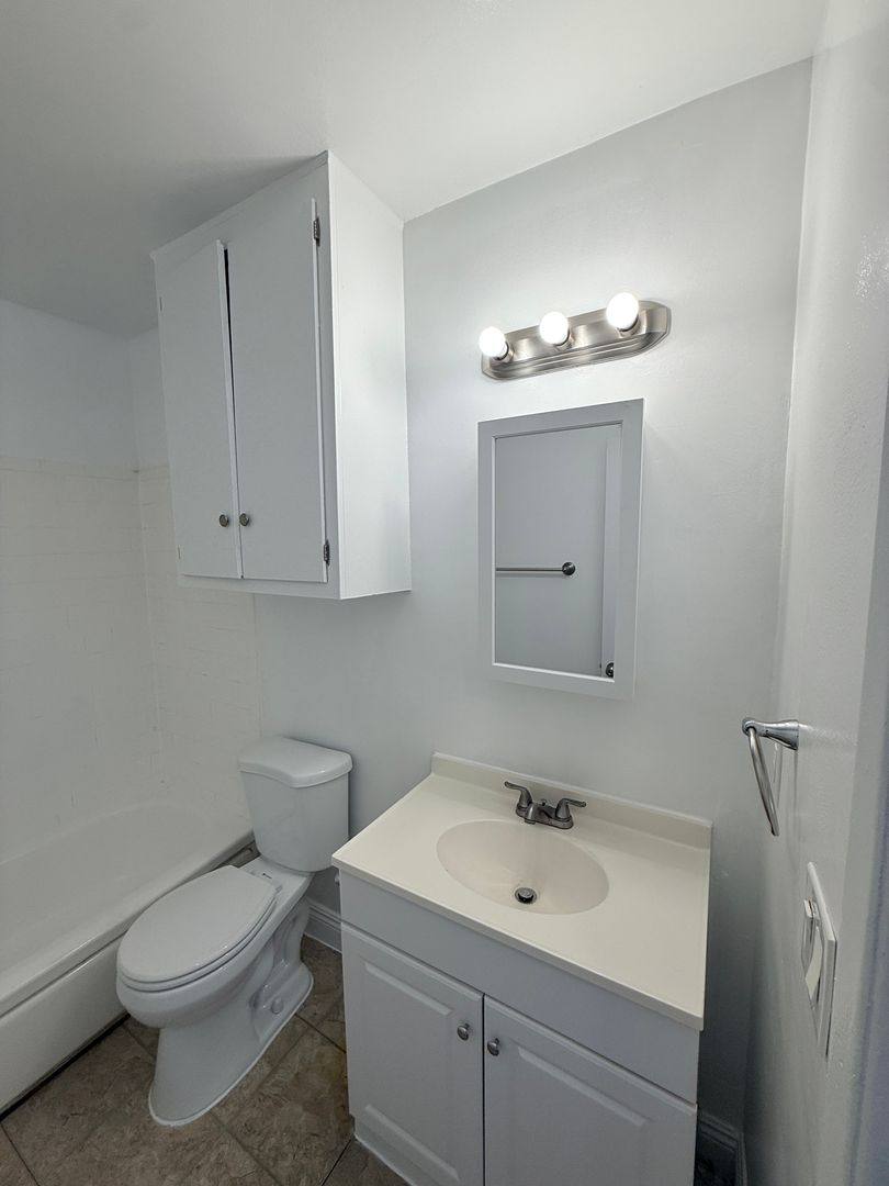 Apartment for rent at 7461 Hazeltine Ave, Van Nuys, CA 91405