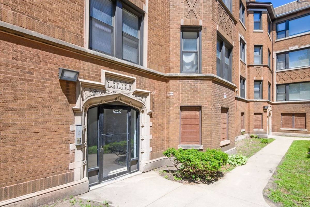 Apartment for rent at 7645-7053 E End Ave, Chicago, IL 60649