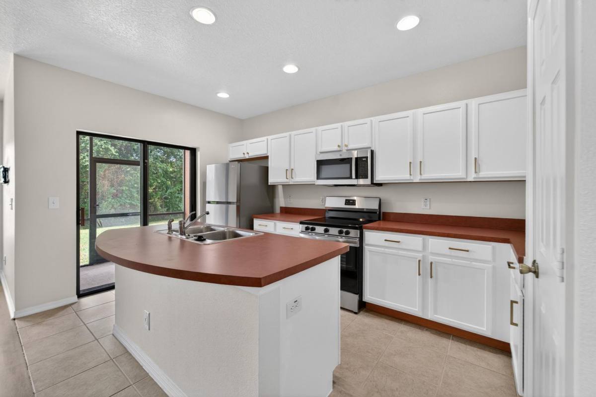 Townhouse for rent at 30132 Mossbank Dr, Wesley Chapel, FL 33543