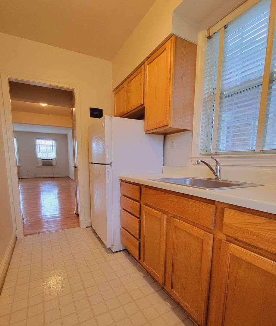 Apartment for rent at 201 E Glendale Ave, Alexandria, VA 22301