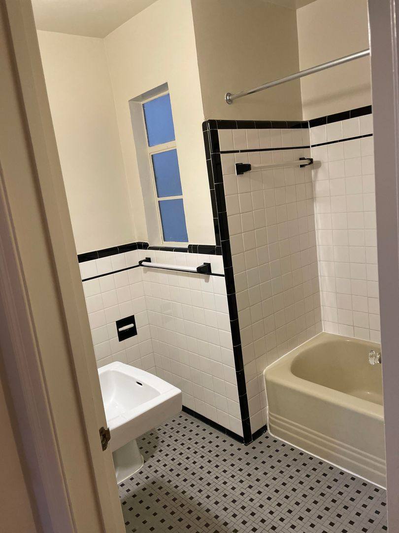 Apartment for rent at 201 E Glendale Ave, Alexandria, VA 22301