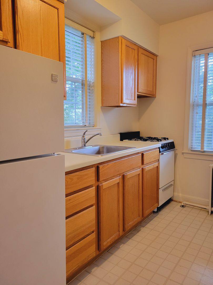 Apartment for rent at 201 E Glendale Ave, Alexandria, VA 22301