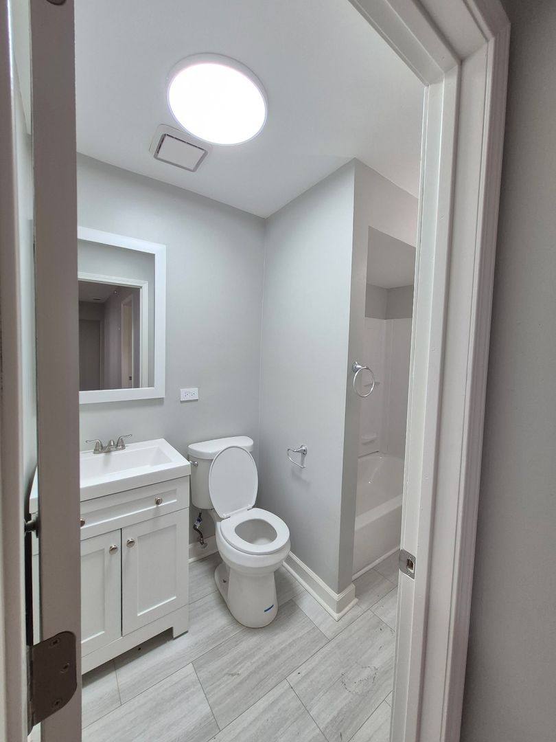 Apartment for rent at 2815-17 W Harrison St, Chicago, IL 60612