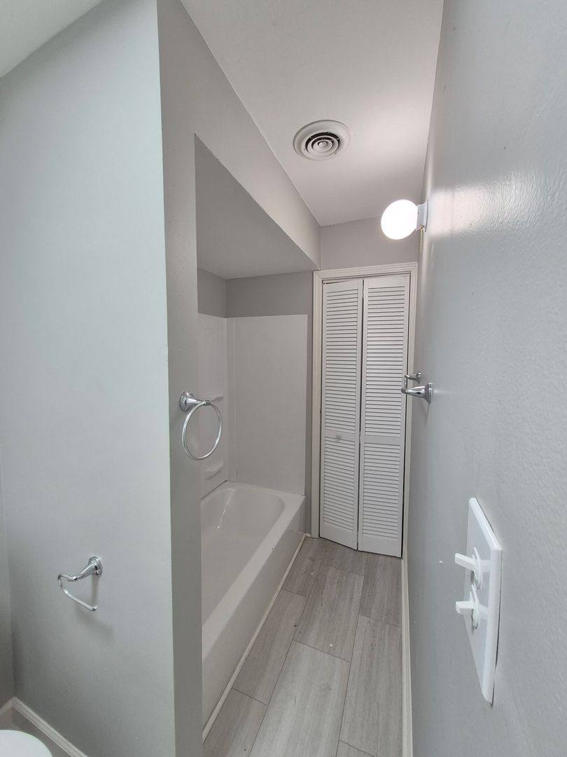 Apartment for rent at 2815-17 W Harrison St, Chicago, IL 60612