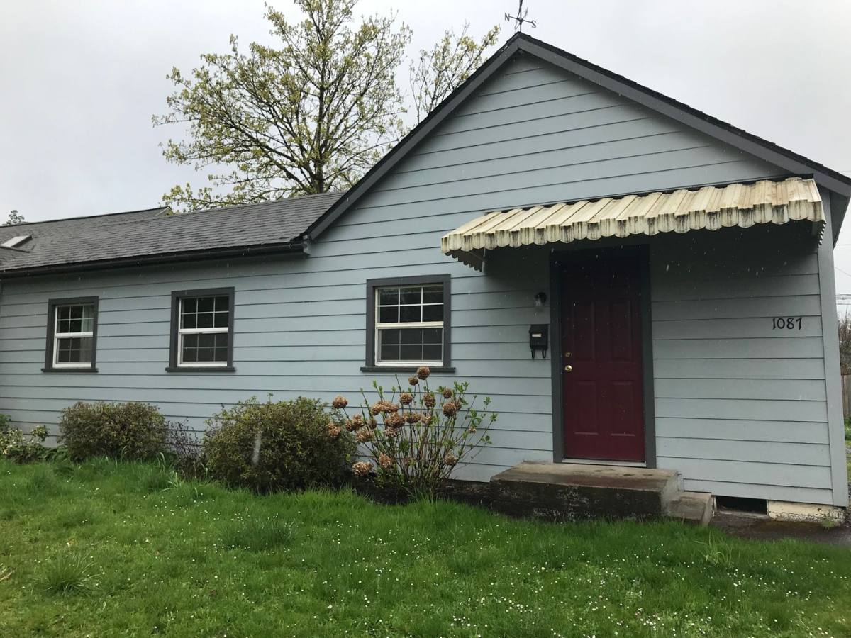 House for rent at 1087 E St, Springfield, OR 97477