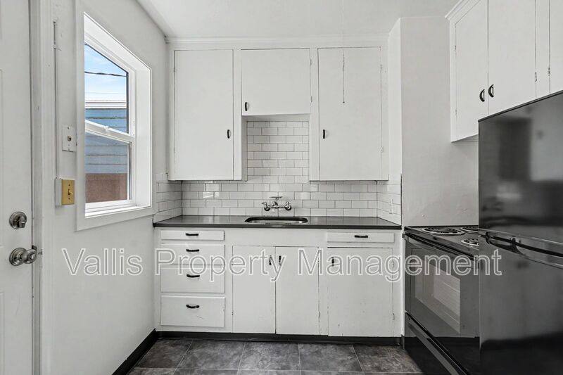 Apartment for rent at 522 19th St NE, Salem, OR 97301
