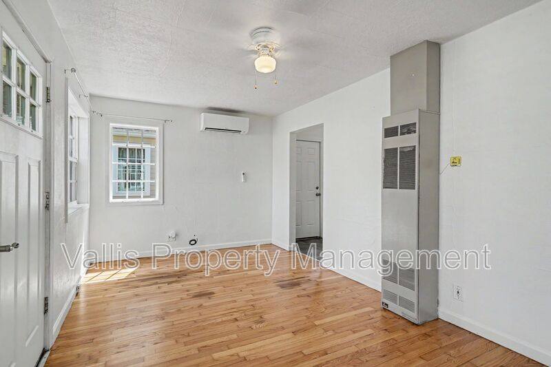 Apartment for rent at 522 19th St NE, Salem, OR 97301