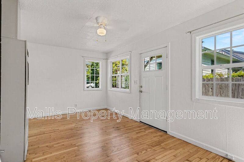 Apartment for rent at 522 19th St NE, Salem, OR 97301