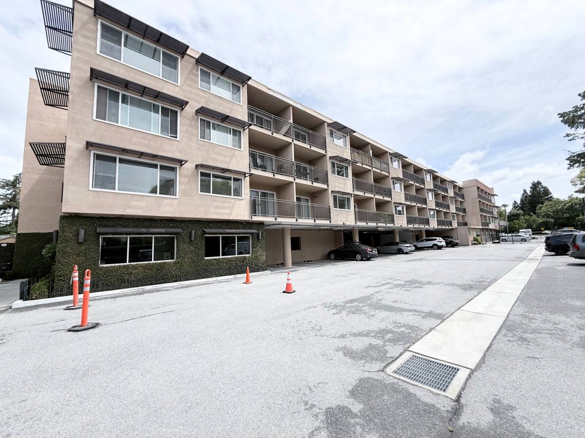 Apartment for rent at 926 Woodside Rd, Redwood City, CA 94061