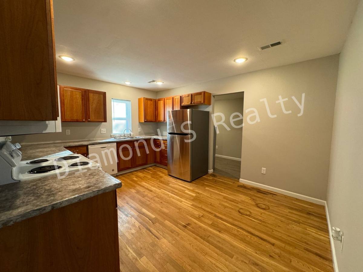 House for rent at 1618 E Farm Rd, Springfield, MO 65803
