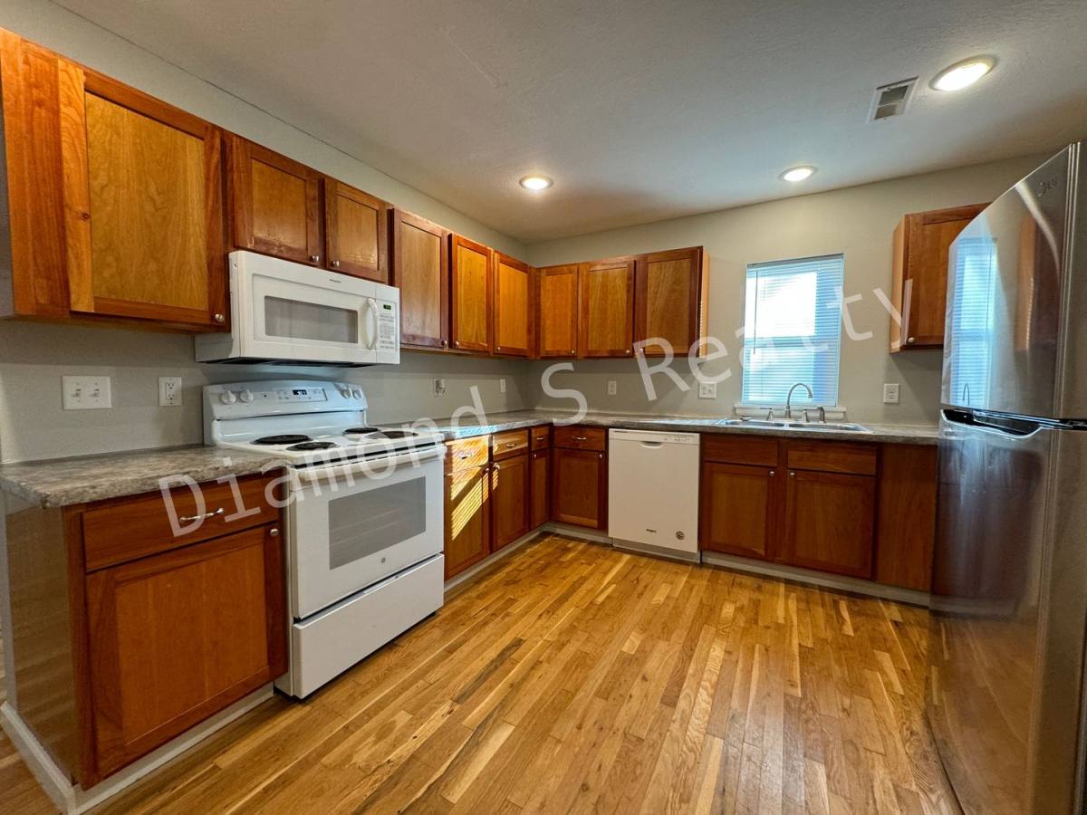House for rent at 1618 E Farm Rd, Springfield, MO 65803