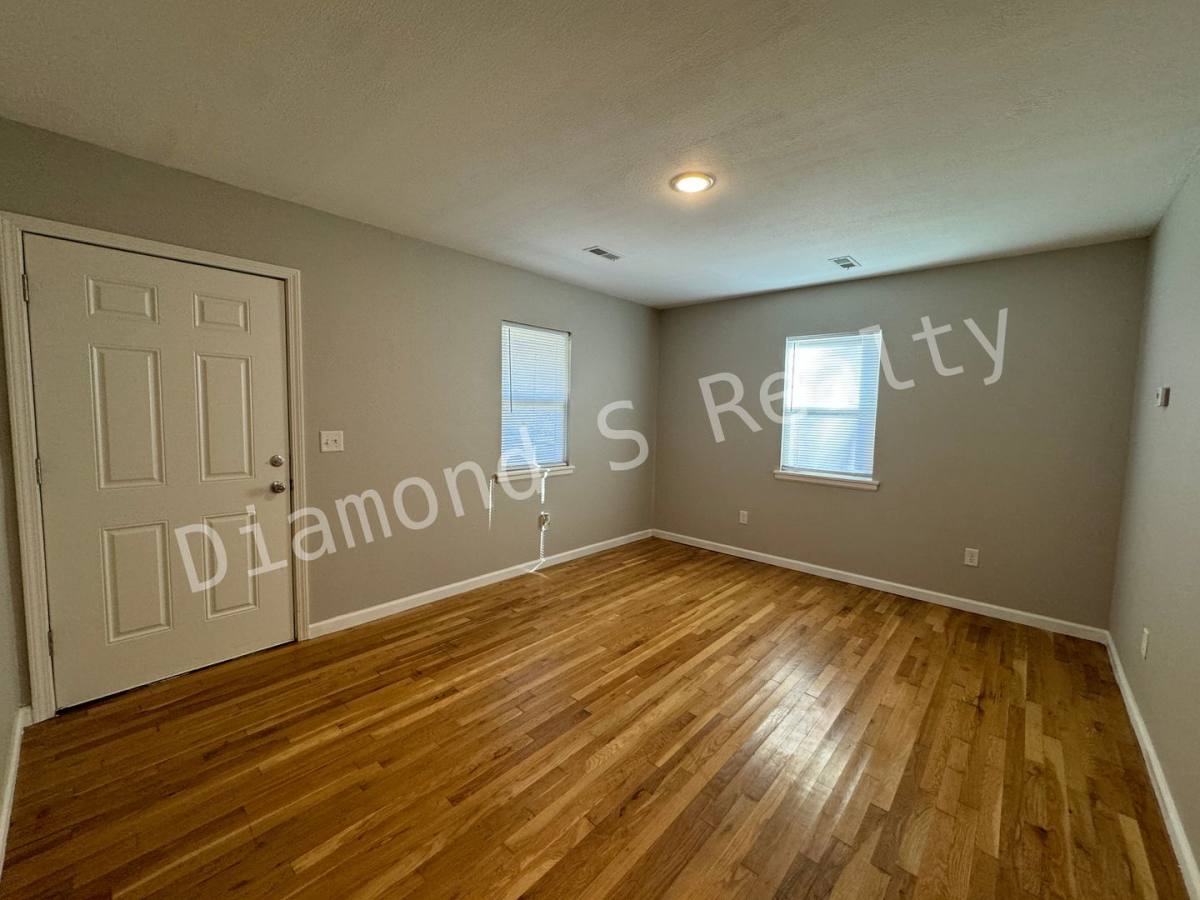 House for rent at 1618 E Farm Rd, Springfield, MO 65803