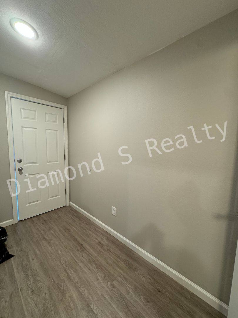 House for rent at 1618 E Farm Rd, Springfield, MO 65803