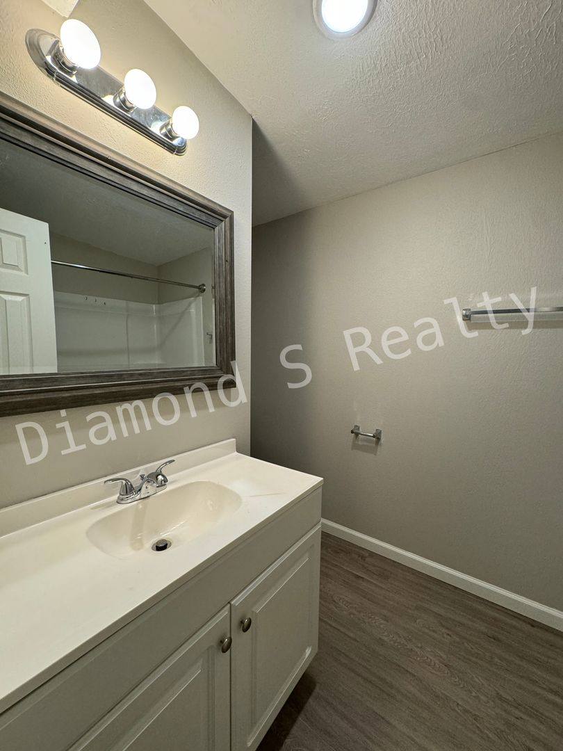 House for rent at 1618 E Farm Rd, Springfield, MO 65803