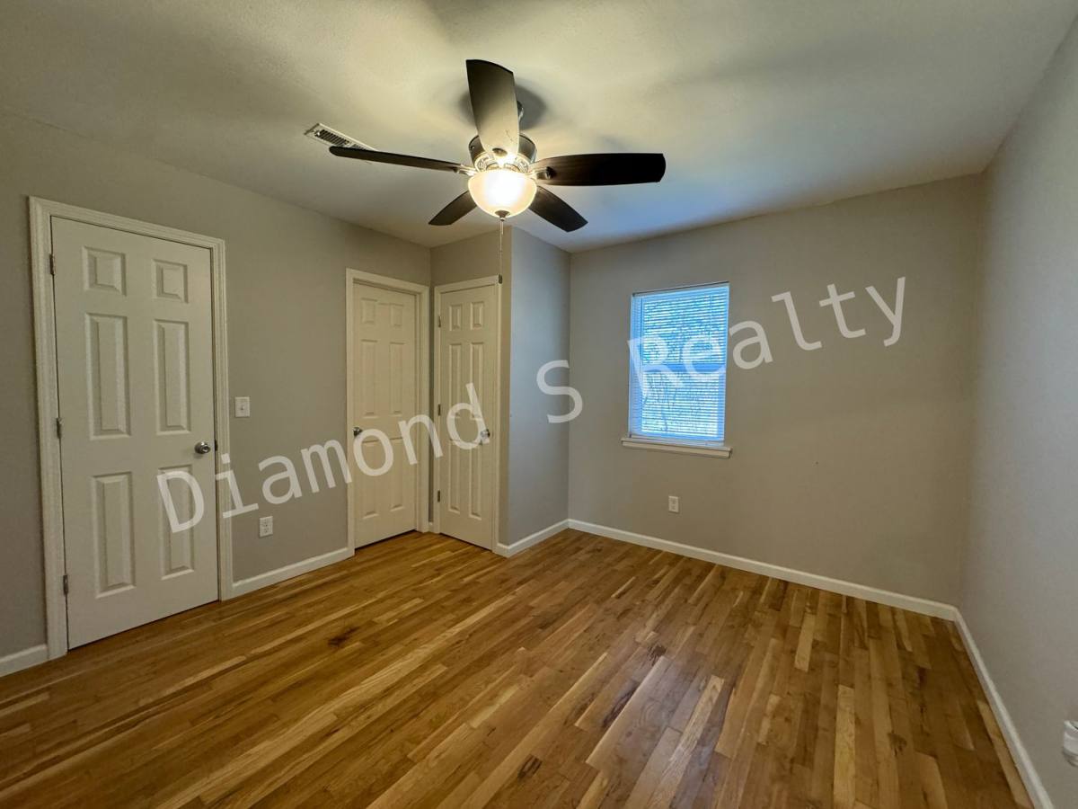 House for rent at 1618 E Farm Rd, Springfield, MO 65803