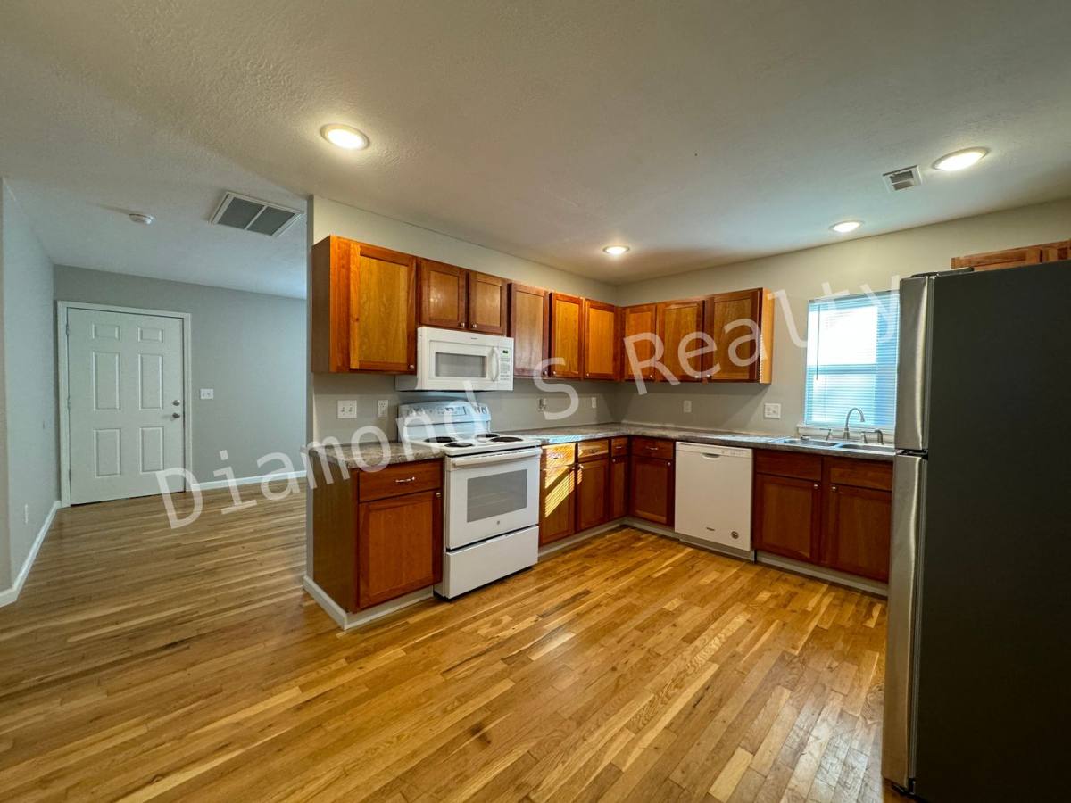House for rent at 1618 E Farm Rd, Springfield, MO 65803