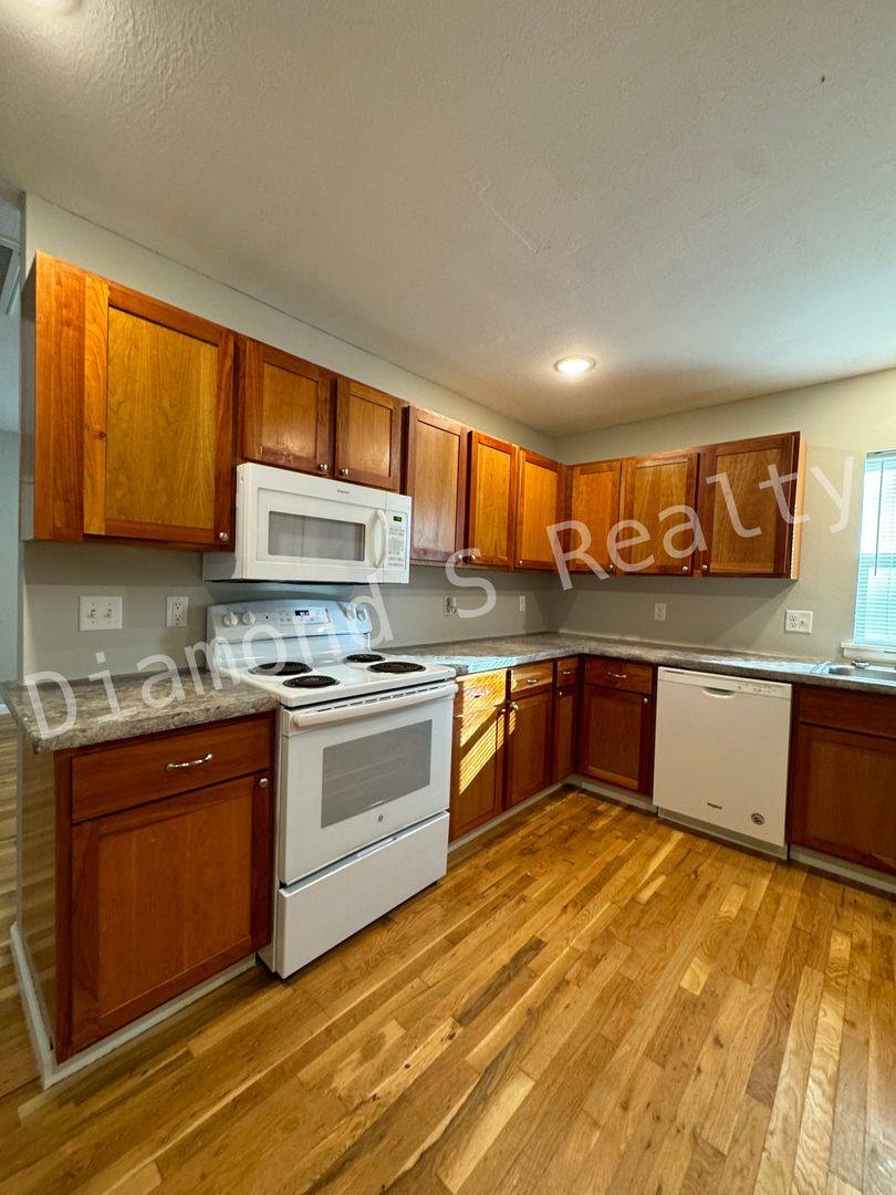 House for rent at 1618 E Farm Rd, Springfield, MO 65803