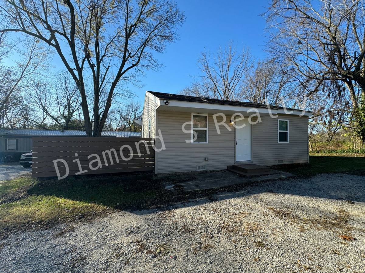 House for rent at 1618 E Farm Rd, Springfield, MO 65803
