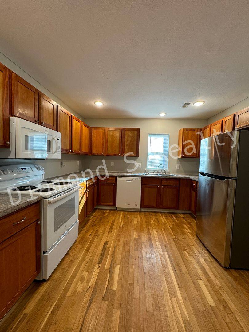 House for rent at 1618 E Farm Rd, Springfield, MO 65803