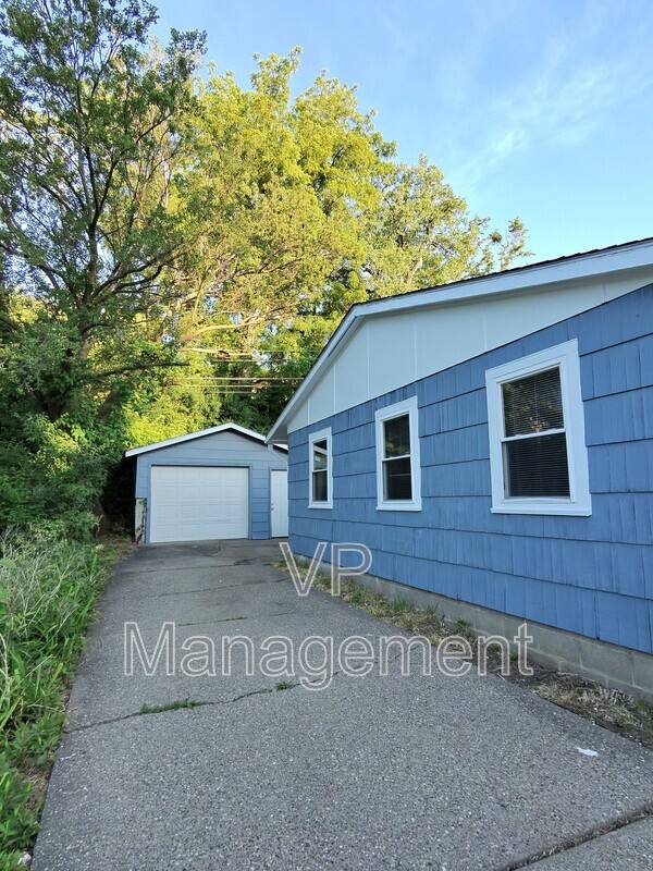 House for rent at 1536 Spring St, Davenport, IA 52803