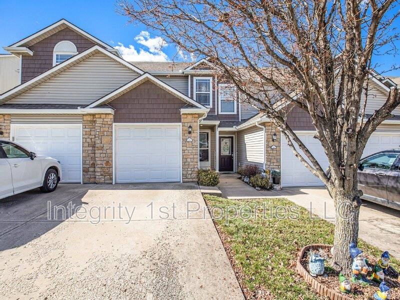 Townhouse for rent at 210 N Pointe Lane, Raymore, MO 64083