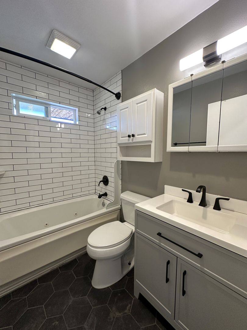 Apartment for rent at 1816 Rockefeller Ave, Everett, WA 98201
