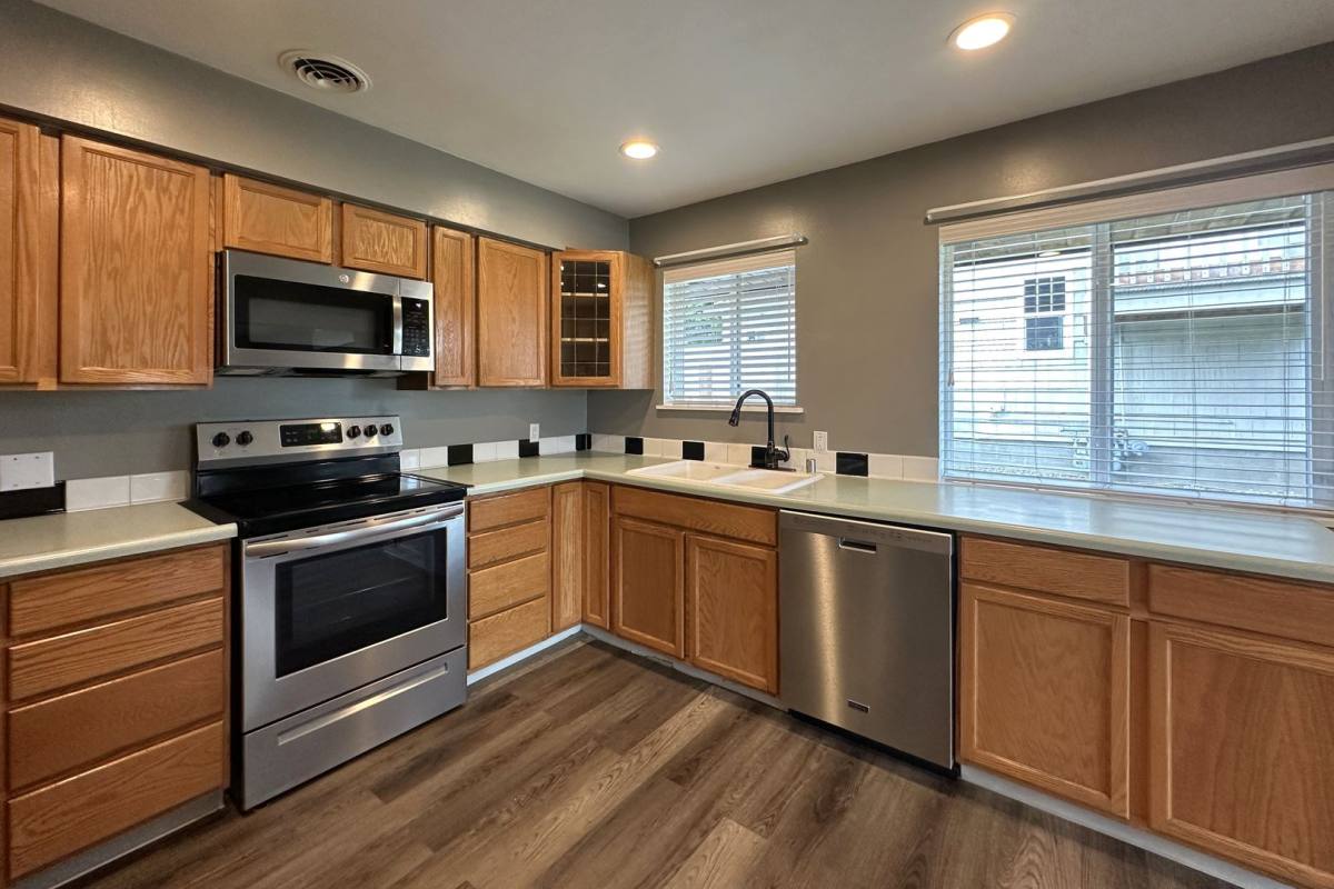 Apartment for rent at 1816 Rockefeller Ave, Everett, WA 98201