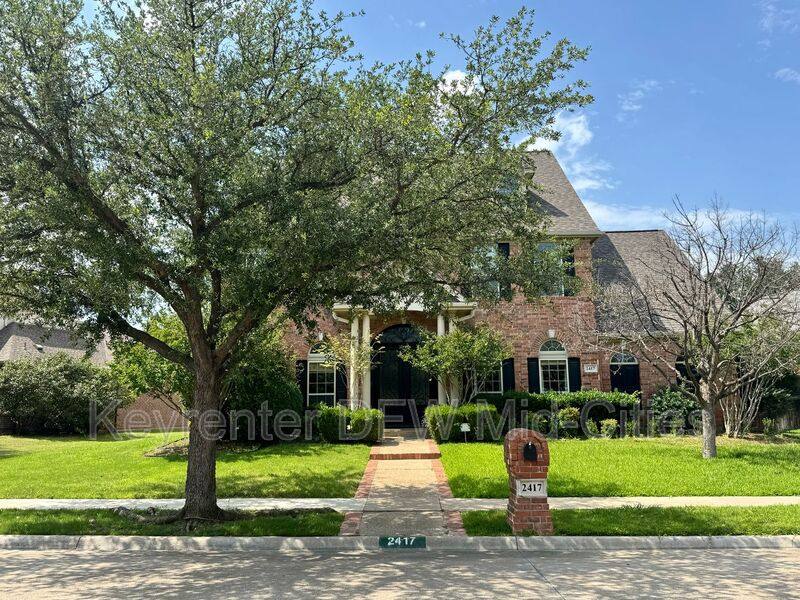 House for rent at 2417 Creekside Circle S, Irving, TX 75063