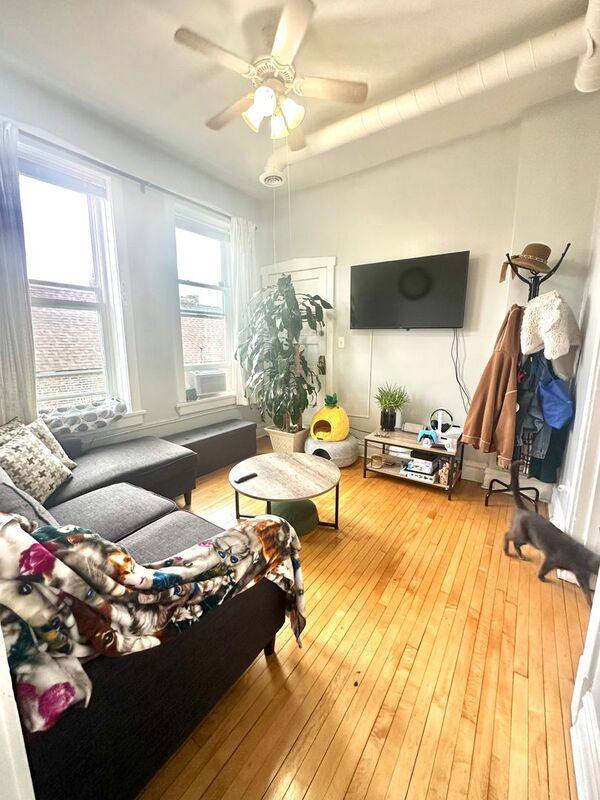Apartment for rent at 2303 S Oakley Ave #3R, Chicago, IL 60608